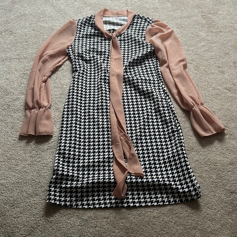 This dress is from shein! Black and white houndstooth pattern with tan sleeves.